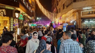 شاهد.. أغاني رمضانية شبابية تشعل شارع المعز.. والمارة والسياح يستمتعون