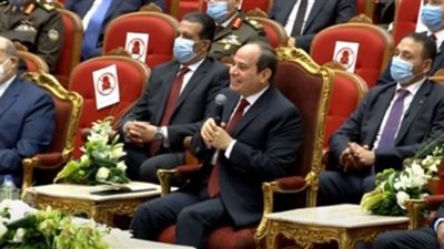 فيديو.. السيسي عن عدد ساعات عمله يوميًا: اللي شغالين معايا زهقوا مني