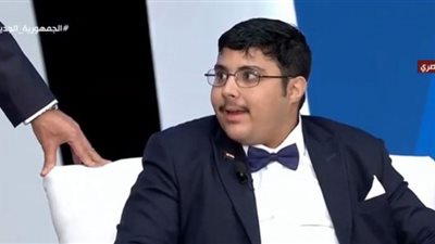 نفسي ألعب في الأهلي.. السيسي يحقق حلم شاب من ذوي الهمم (فيديو)