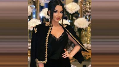 بقميص فقط.. جوهرة تسرق الأضواء في مهرجان القاهرة السينمائي (صور)