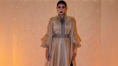 ياسمين صبري تتألق بموضة فساتين الأوفر سايز المزينة بالشراشيب الناعمة (صور)