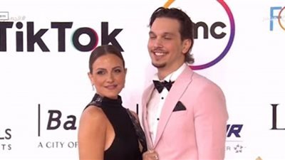 نجل ريهام عبدالغفور يخطف الكاميرا من والدته في ختام مهرجان القاهرة السينمائي (صور)