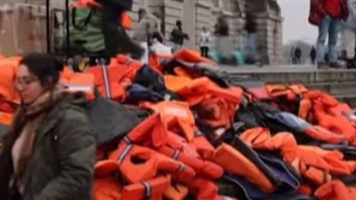 شاهد.. محتجون يكدسون سترات نجاة أمام البرلمان الألماني تضامنًا مع المهاجرين العالقين