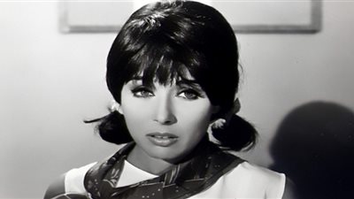 السن ليس عائقًا.. لبنى عبدالعزيز تُفاجئ المشاهدين بفستان راقٍ في مهرجان القاهرة السينمائي