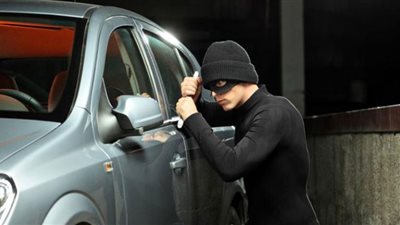 التحقيق مع عاطل متهم بسرقة سيارة مواطن بالتجمع