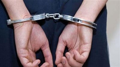 التحقيق مع صاحب محل لحيازته كيلو حشيش بمنشأة ناصر