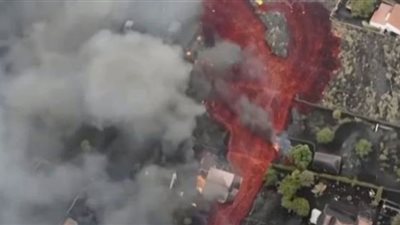 فيديو.. لقطات جوية لأنهار من الحمم البركانية تجتاح المنازل في جزيرة لا بالما