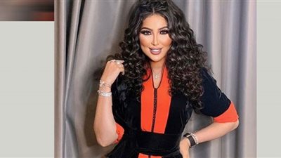 دنيا بطمة تواكب الموضة و تطل بأحدث ألوان ربيع وصيف 2022 (صور)