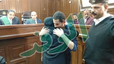 (فيديو) سفاح الإسماعيلية يقبل قدم والدته أثناء محاكمته