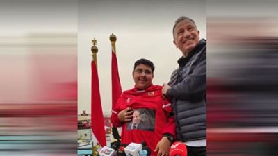 الخطيب يمنح السباح أحمد طارق قميصًا خاصًا من الأهلي