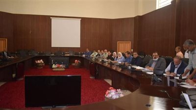 سكرتير البحر الأحمر يستعرض موقف اللجنة العليا للتنازلات بمدن المحافظة