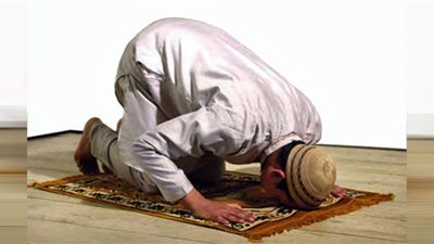 الإفتاء توضح حكم السجود مع وجود حائل على الجبهة
