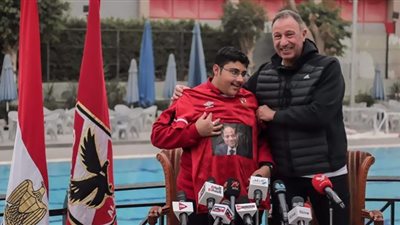 الخطيب يهدي أحمد طارق عضوية رياضية وقميص الأهلي مزينا بصورة الرئيس السيسي