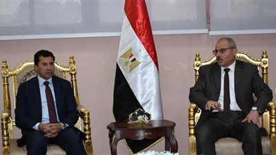 رئيس جامعة قناة السويس يستقبل وزير الشباب والرياضة بكلية التربية الرياضية