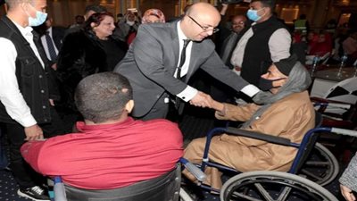 محافظ بني سويف يسلم بعض الأجهزة التعويضية لذوي الإعاقة
