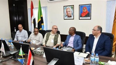 وزير الإسكان يستعرض مع وزير الطاقة التنزاني تطور الأعمال في المشروع