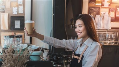 شُرب القهوة في أكواب بلاستيكية يهدد الصحة بمرض خطير.. دراسة تحذر