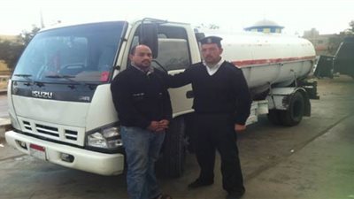 ضبط سيارة محملة بـ 6.5 طن زيت طعام فاسد