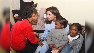 شاهد.. وزيرة الهجرة داخل منازل أهل النوبة.. وتشيد بحرصهم على العادات والتقاليد