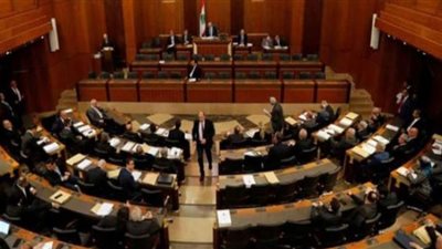 محتجون يقطعون مدخل مجلس النواب اللبناني في بيروت رفضًا لإقرار قانون الكابيتال كونترول