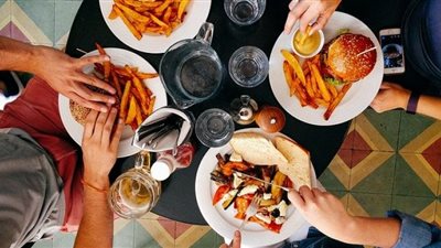 5 أضرار لتناول الوجبات السريعة فى رمضان