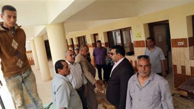 وكيل تعليم الوادي الجديد يتابع تركيب مصبعات حديدية بمدرسة الأمل للصم وضعاف السمع