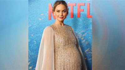 جينيفر لورانس تخطف الأضواء في أول ظهور لها ببطن مُنتفخ .. (صور)