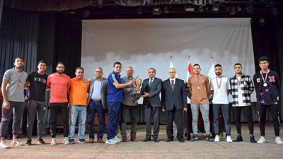 رئيس جامعة بني سويف يكرم فريق الكرة الخماسية الحاصل على المركز الأول