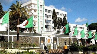 وزارة الدفاع الجزائرية: إرهابي يسلم نفسه للسلطات