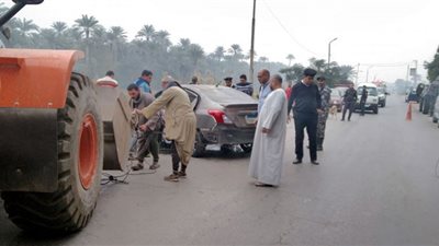 انتشال سيارة سقطت في ترعة المريوطية وإنقاذ قائدها من الموت