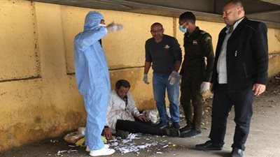 في استجابة سريعة .. انقاذ شخص بلا مأوى بأحد شوارع أسيوط ونقله لدور الرعاية