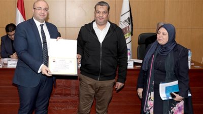 محافظ بني سويف يُكرًم اثنين من المتميزين بوحدة الرصد الميداني