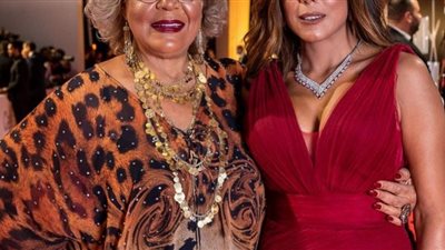 ناهد السباعي ووالدتها يخطفان الأنظار بأحدث جلسة تصوير تجمعهما