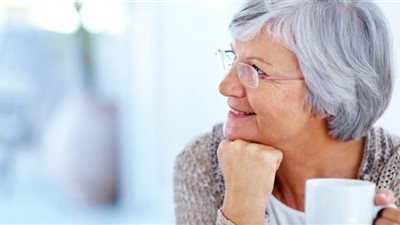 هل يمكن لكبار السن شُرب القهوة؟.. طبيبة تحسم الجدل