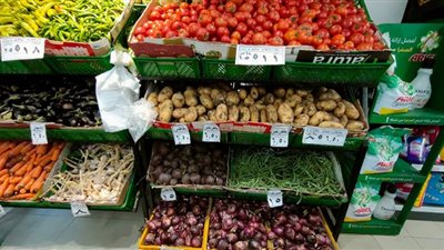 الطماطم تواصل جنانها.. تعرف على أسعار الخضروات في أسواق البحيرة