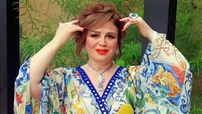 كالعروس.. إلهام شاهين تسيطر على الريد كاربت بفستانها الأبيض في مهرجان البحر الأحمر