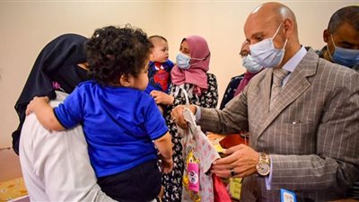 توزيع ملابس العيد على الأطفال كريمي النسب بمركز الإيواء بالعاشر