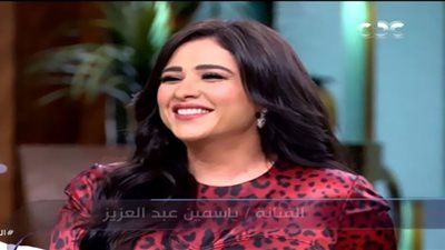 «قُبلة» من ياسمين عبدالعزيز لمنى الشاذلي ردًا على سؤال سبب مرضها (شاهد)