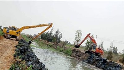 محافظ الشرقية يُتابع أعمال تطهير وتكريك ترعتي شديد وتمرازة بأولاد صقر