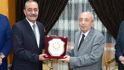 محافظ الاسماعيلية يهدى درع المحافظة لنقيب مهندسى مصر