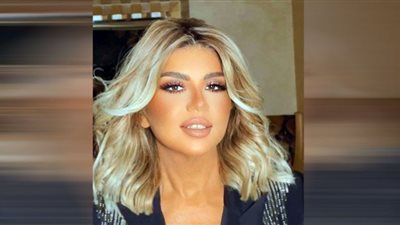 شاهد.. بوسي شلبي تتحدى عمرها بإطلالة جريئة في المملكة العربية السعودية