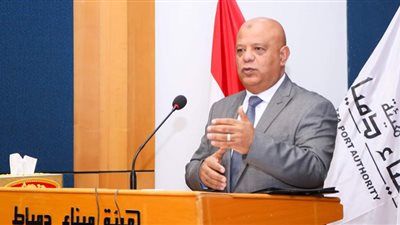 رئيس هيئة ميناء دمياط يعقد لقاءه الدوري ويكرم عاملين متميزين