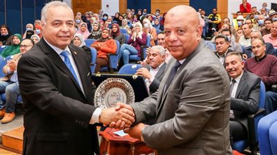 تكريم مديرعام العلاقات العامة بهيئة ميناء دمياط لبلوغه سن المعاش