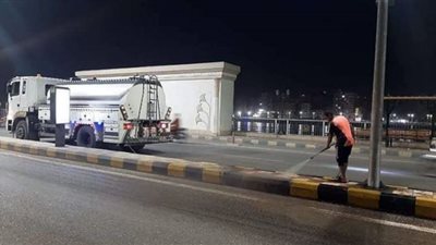 حملة للنظافة وغسيل الأرصفة وصيانة الإنارة بكورنيش النيل الغربي بحي شرق سوهاج