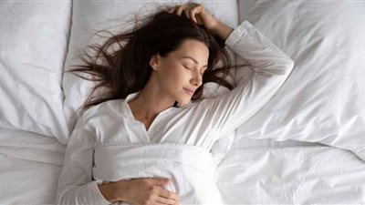 وضعية نوم محددة تجنبك التجاعيد.. تعرفي عليها