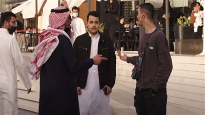 (برنامج الصدمة) فنان سعودي يهين أحد المعجبين في الشارع.. شاهد رد فعل المارة
