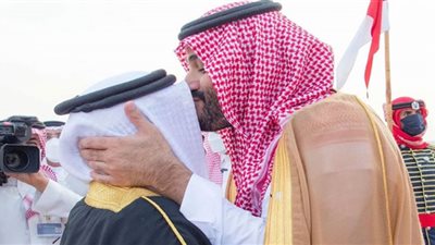 ولي العهد السعودي يتصدر التريند بعد تقبيله رأس العاهل البحريني (شاهد)