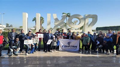 أطفال قادرون باختلاف يصلون إلى مطار الأقصر استعدادًا لرحلتهم السياحية | صور