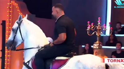 شاهد.. أحمد السقا يدخل استديو «محمد هنيدي» راكبًا حصان