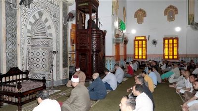 محافظ بني سويف يؤدي شعائر صلاة الجمعة الأخيرة من شهر رمضان المبارك بمسجد عمر بن عبد العزيز